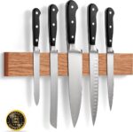 Houten magnetische messenstrip met vijf keukenmessen, stijlvolle en veilige oplossing voor messenopslag in de keuken.