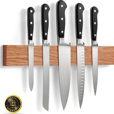 Houten magnetische messenstrip met vijf keukenmessen, stijlvolle en veilige oplossing voor messenopslag in de keuken.