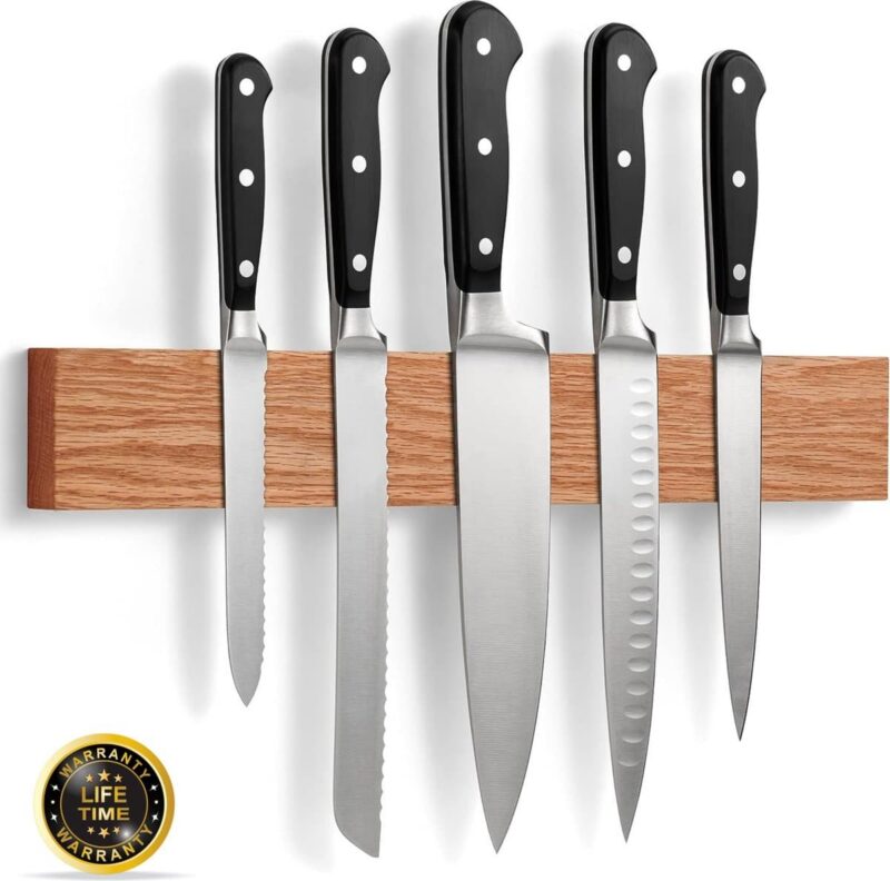 Messenhouder hout Houten magnetische messenstrip met vijf keukenmessen, stijlvolle en veilige oplossing voor messenopslag in de keuken.