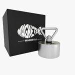 Productfoto van allround 360° Terror vismagneet met driehoekige oogbout, geleverd in luxe zwarte opbergdoos.