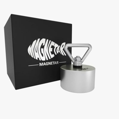 Productfoto van allround 360° Terror vismagneet met driehoekige oogbout, geleverd in luxe zwarte opbergdoos.