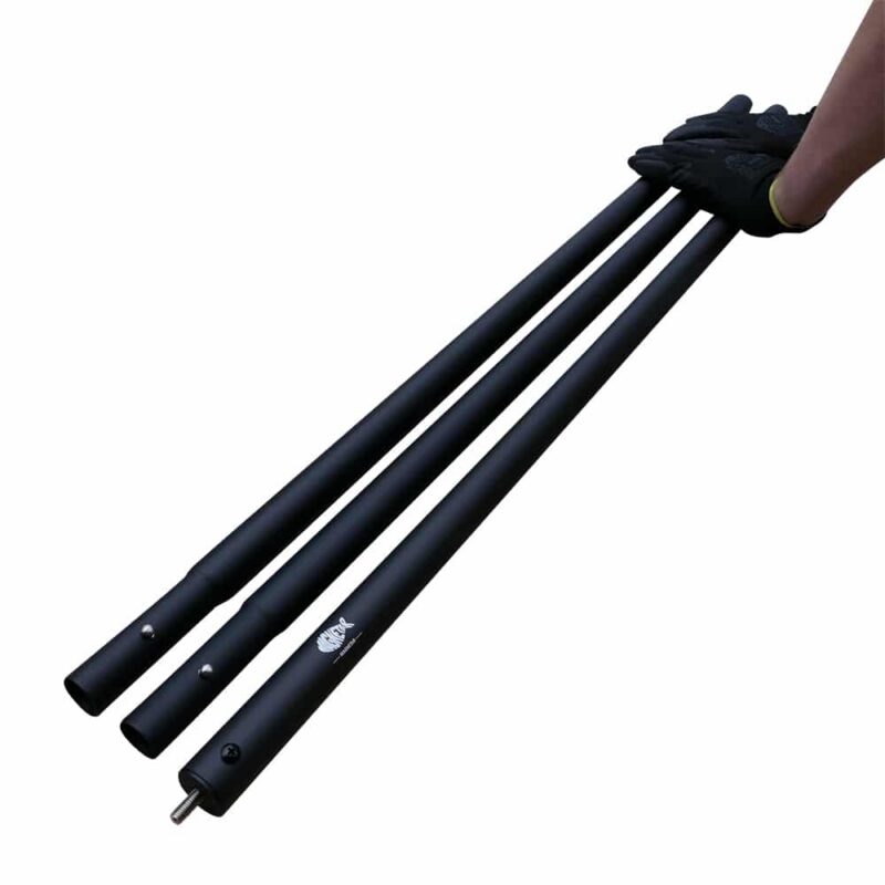 Zwarte aluminium prikstok in drie delen met schroefverbinding, lichtgewicht en stevig voor gebruik bij magneetvissen.