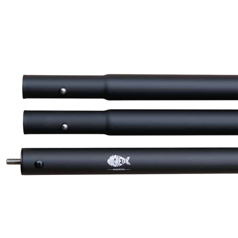 Detailfoto van zwarte aluminium prikstok in drie losse delen met klik- en schroefverbinding, ontworpen voor magneetvissen.