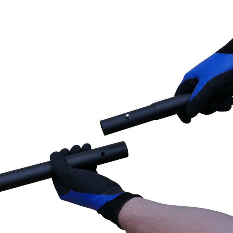 Detailfoto van blauwe werkhandschoenen die twee delen van een zwarte aluminium prikstok in elkaar klikken voor magneetvissen.