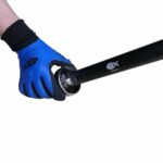 Lifestylefoto van blauwe werkhandschoen die een prikstok met bevestigde vismagneet vasthoudt, geschikt voor veilig magneetvissen.