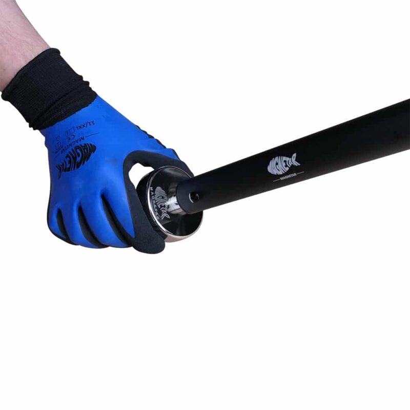 Lifestylefoto van blauwe werkhandschoen die een prikstok met bevestigde vismagneet vasthoudt, geschikt voor veilig magneetvissen.