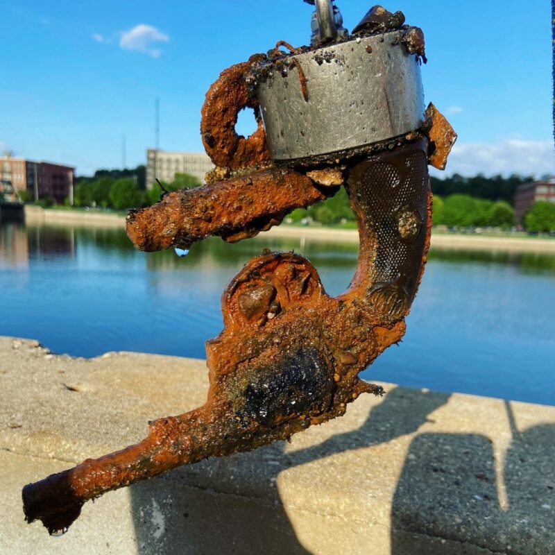 Sterk verroest pistool opgedregd met vismagneet, druipend van water na vondst tijdens magneetvissen.