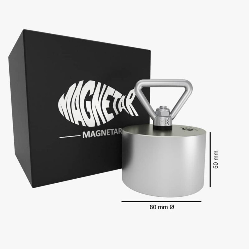 Productfoto van allround 360° vismagneet met driehoekige oogbout, afmeting 80×50 mm, geleverd in luxe zwarte doos.