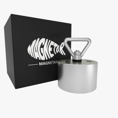 Productfoto van allround 360° Beast vismagneet met driehoekige oogbout, geleverd in luxe zwarte opbergdoos.