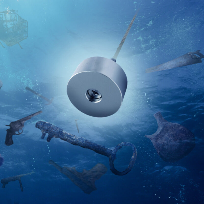Sfeervolle illustratie van een sterke vismagneet onder water die metalen objecten zoals sleutels, wapens en gereedschap aantrekt.