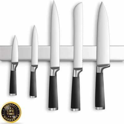 Magnetische messenstrip in roestvrij staal met vijf keukenmessen, ideaal voor veilige en overzichtelijke opberging.