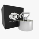 Productfoto van allround 360° Barbarian vismagneet met driehoekige oogbout, geleverd in luxe zwarte opbergdoos.