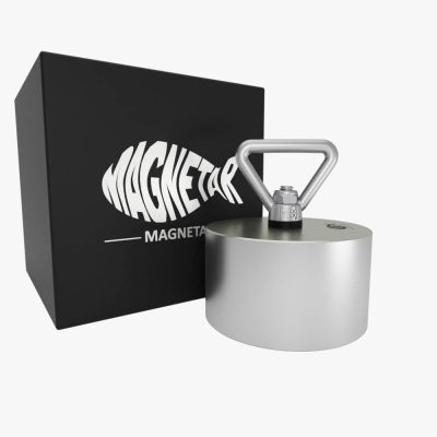 Productfoto van allround 360° Barbarian vismagneet met driehoekige oogbout, geleverd in luxe zwarte opbergdoos.