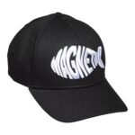 Voorkant van een zwarte baseball cap met een wit geborduurde Magnetar logo