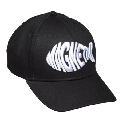 Voorkant van een zwarte baseball cap met een wit geborduurde Magnetar logo