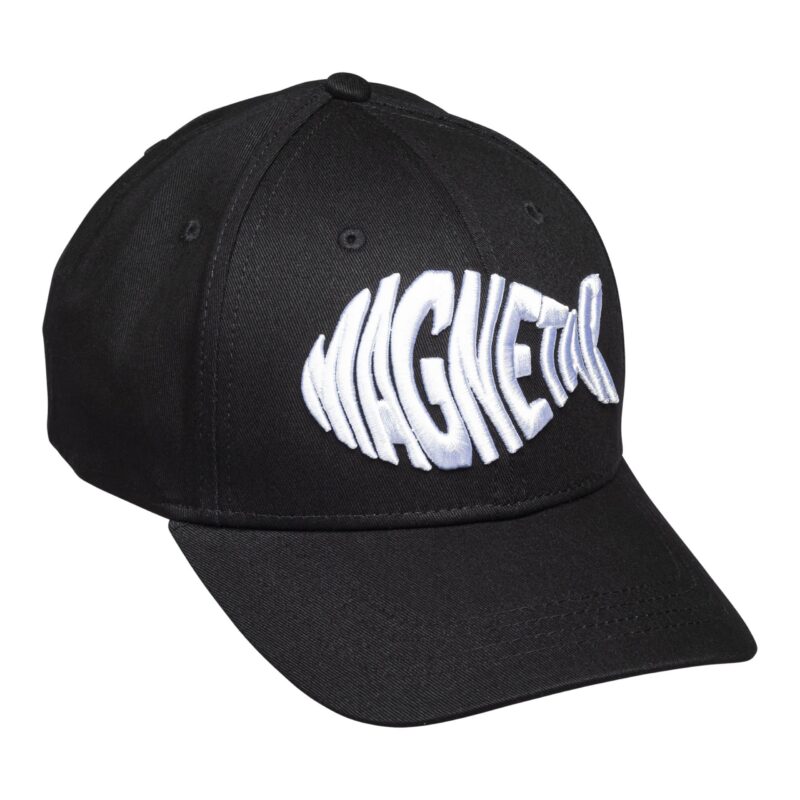 Voorkant van een zwarte baseball cap met een wit geborduurde Magnetar logo