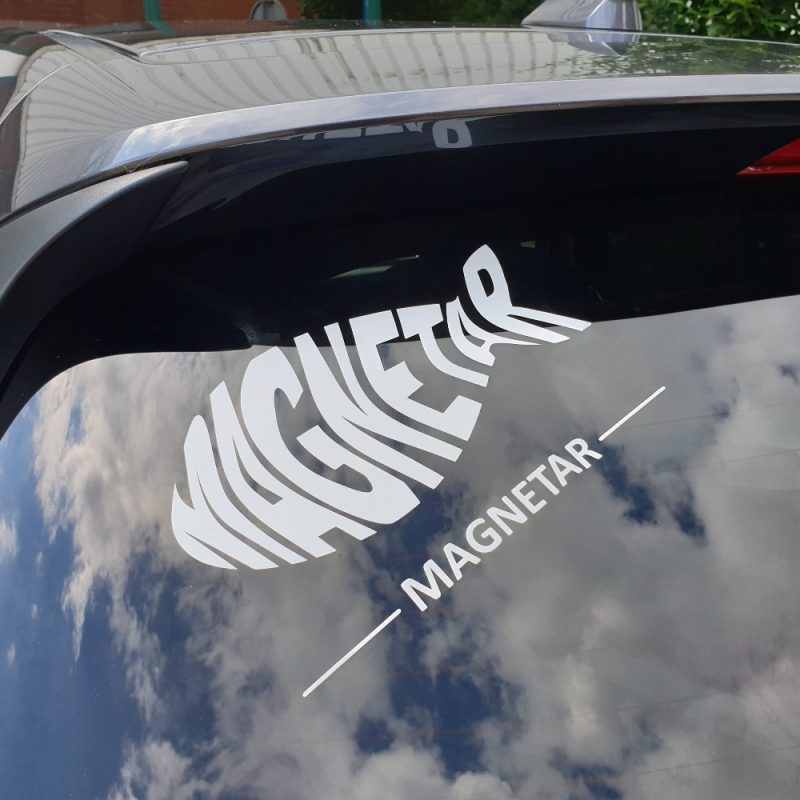 magnetar car sticker Witte Magnetar sticker op achterruit van auto, stoere en opvallende autodecoratie voor magneetvissers.