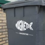 Witte Magnetar sticker op grijze container, opvallende en duurzame outdoor decoratie voor fans van magneetvissen.