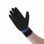 Zwarte Magnetar werkhandschoen met blauwe polsband en stevige gripcoating, ideaal voor bescherming bij magneetvissen.