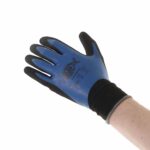 Blauwe Magnetar werkhandschoen met zwarte gripcoating en logo-opdruk, stevige bescherming voor veilig magneetvissen.