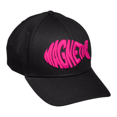 Zwarte baseball cap met felroze geborduurd Magnetar logo op de voorkant, modern en comfortabel voor dagelijks gebruik.