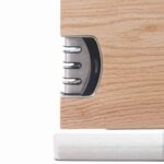 Detailfoto van geïntegreerde messenslijper in houten magnetisch messenblok met drie slijpstanden: fine, coarse en ceramic.