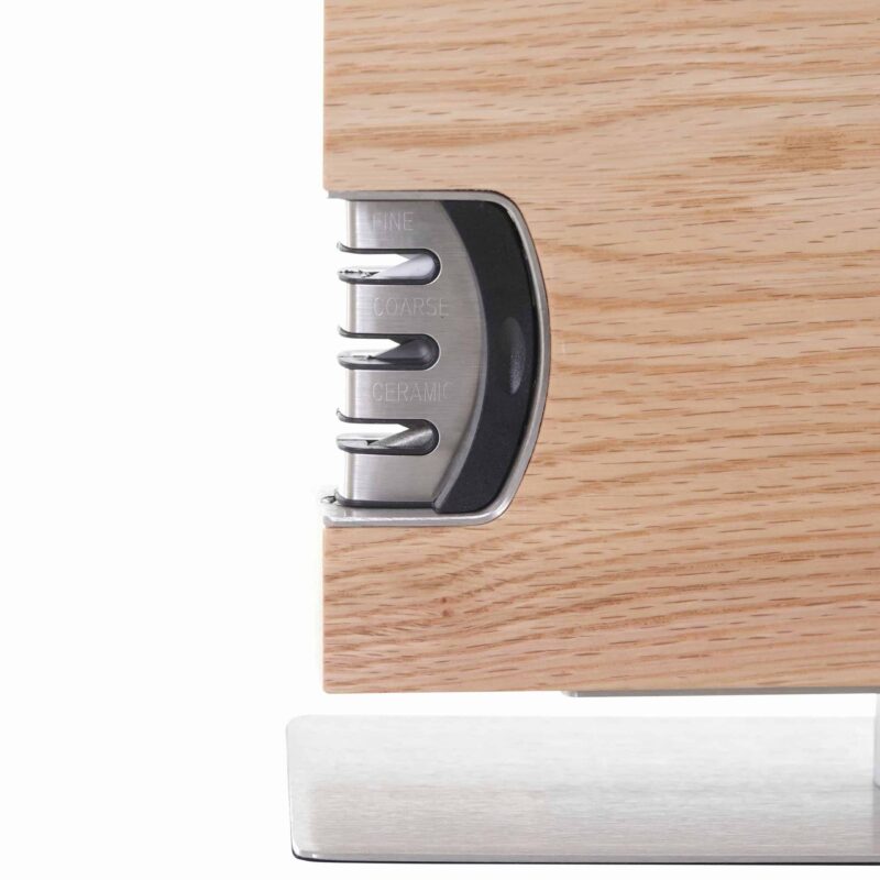 Detailfoto van geïntegreerde messenslijper in houten magnetisch messenblok met drie slijpstanden: fine, coarse en ceramic.