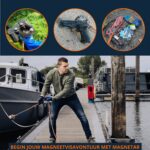 Man aan het magneetvissen vanaf een steiger met sterke neodymium vismagneet, haalt diverse metalen vondsten uit het water.