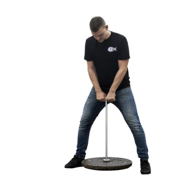 Productfoto van een putdeksellifter, gebruikt om putdeksels mee te tillen, magneet inclusief haak