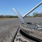 Galvanisch stalen putdekselhaak Magnetar Thor, ontworpen voor maximale grip en krachtig optillen van zware putdeksels.