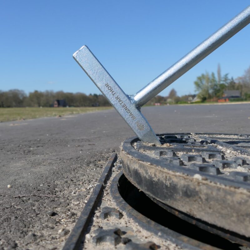 Galvanisch stalen putdekselhaak Magnetar Thor, ontworpen voor maximale grip en krachtig optillen van zware putdeksels.