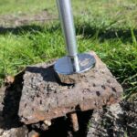 Krachtige ronde neodymium puthamer in actie, tilt moeiteloos een zwaar en verroestte put uit de grond.