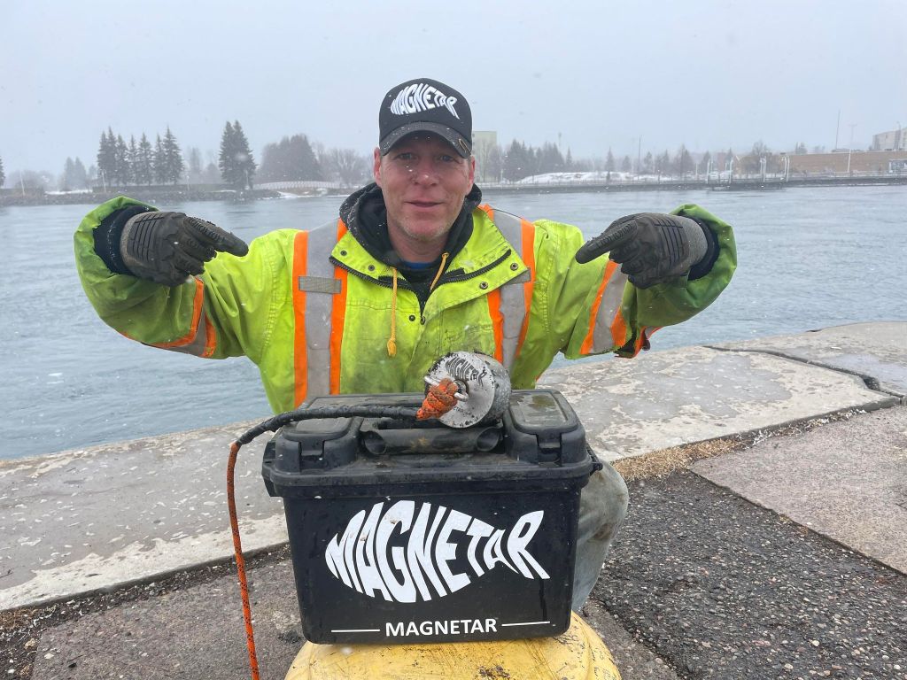 Gerard maakt gebruikt van verschillende accessoires voor magneetvissen.