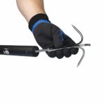 Hand met blauwe werkhandschoen die een zwarte dreghaak met drie scherpe RVS tanden vastschroeft, handig bij magneetvissen.