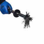 Uitschuifbare magneetstaaf met zwart handvat, vastgehouden met blauwe werkhandschoen, vol met metaalschilfers en ijzerdeeltjes.