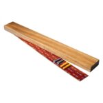 Houten magneetstrip met schroeven en pluggen, ideaal voor het ophangen van messen, gereedschap of keukenspullen aan de muur.