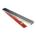 RVS magneetstrip met schroeven en pluggen, ideaal voor het ophangen van messen, gereedschap of keukenspullen aan de muur.