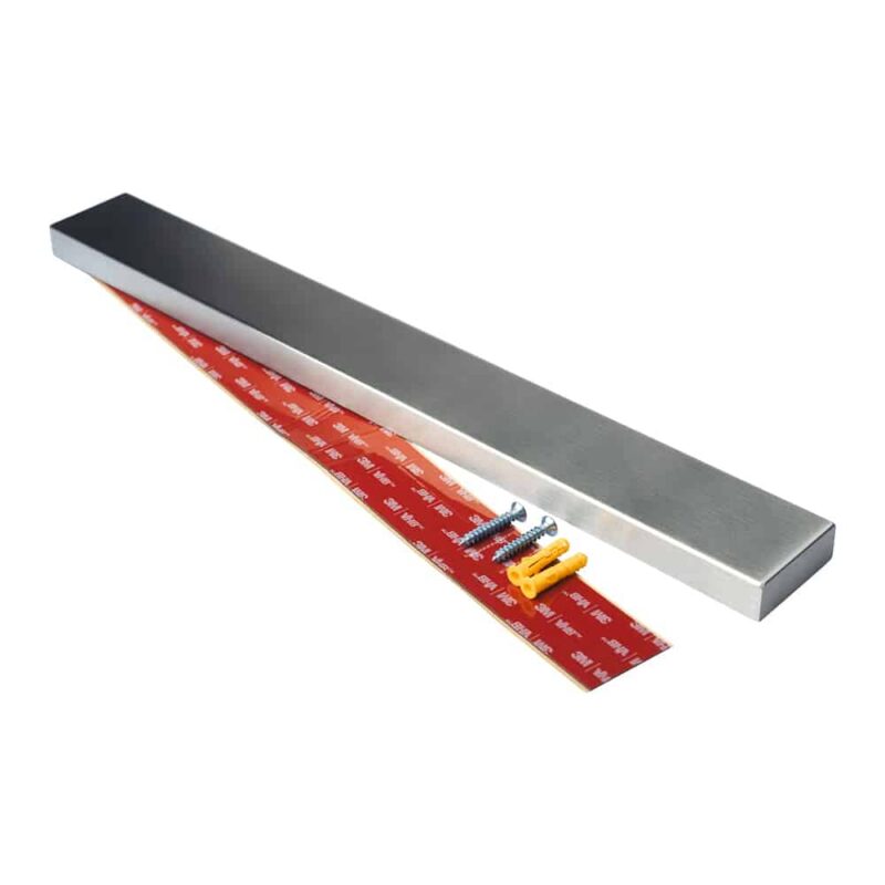 RVS magneetstrip met schroeven en pluggen, ideaal voor het ophangen van messen, gereedschap of keukenspullen aan de muur.