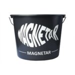 Zwarte Magnetar emmer met wit logo en metalen hengsel, handig voor het verzamelen en vervoeren van magneetvisvondsten.