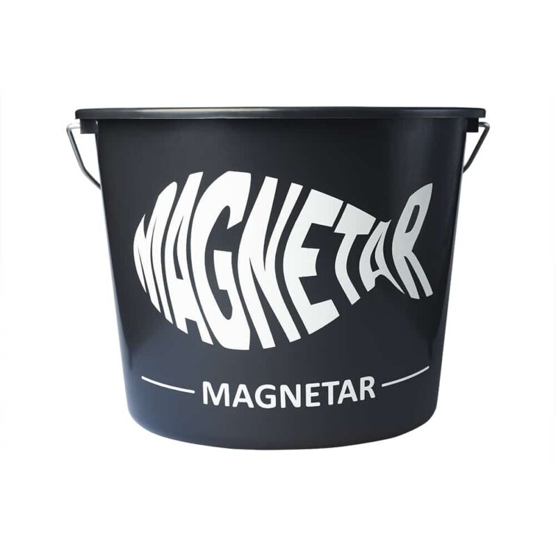 Zwarte Magnetar emmer met wit logo en metalen hengsel, handig voor het verzamelen en vervoeren van magneetvisvondsten.