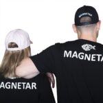 Magnetar T-shirts en petten met logo op de achterkant, casual merchandise voor liefhebbers van magneetvissen.