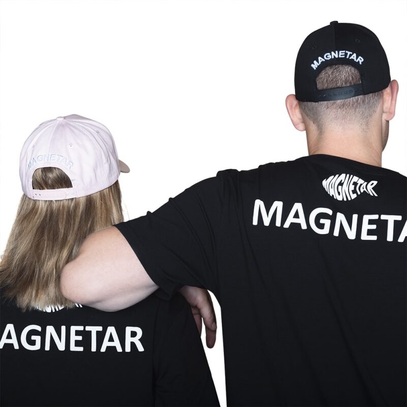 Magnetar T-shirts en petten met logo op de achterkant, casual merchandise voor liefhebbers van magneetvissen.