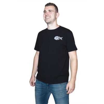 Zwart Magnetar T-shirt met wit vislogo op de borst, comfortabele pasvorm voor casual en outdoor gebruik.