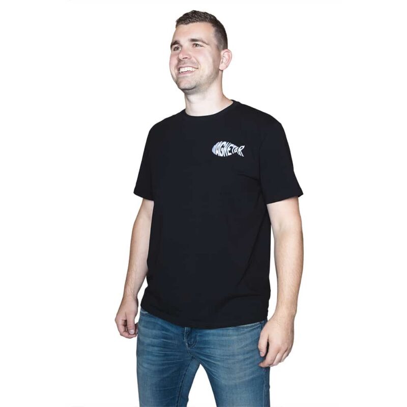 t-shirt Zwart Magnetar T-shirt met wit vislogo op de borst, comfortabele pasvorm voor casual en outdoor gebruik.