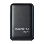 Bovenkant van een zwarte rechthoekige powerbank met daarop de logo van Magnetar Heat in het lichtgrijs