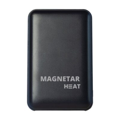 Bovenkant van een zwarte rechthoekige powerbank met daarop de logo van Magnetar Heat in het lichtgrijs