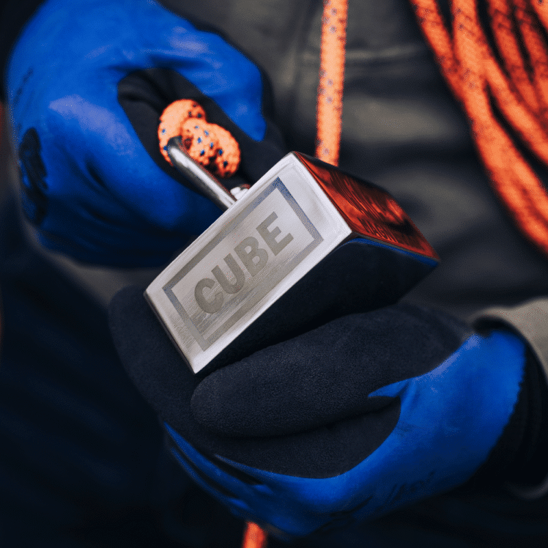 Magnetar Cube 360° neodymium vismagneet met oranje touw en handschoenen, krachtig hulpmiddel voor gevorderde magneetvissers.