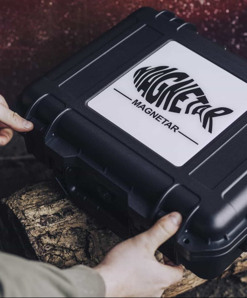 Stevige Magnetar transportkoffer met logo, ontworpen voor het veilig opbergen en vervoeren van vismagneten en accessoires.