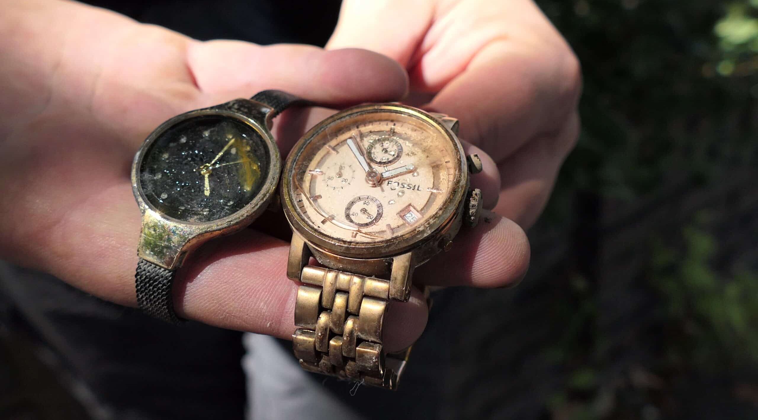 Tijdens het magneetvissen een zwarte, onduidelijk merk, horloge gevonden en een beige kleurige horloge van het merk Fossil