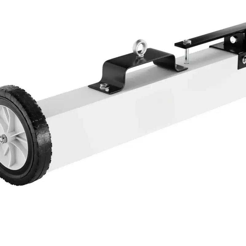 Detailfoto van magnetische terreinbezem met oogbout en wiel, productfoto, voor het verzamelen van metalen met een vorkheftruck